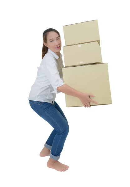 Женщина, несущая и поднимающая коробки — стоковое фото