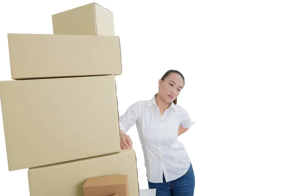 Mujer que sufre de dolor de espalda mientras mueve cajas aisladas en whi — Foto de Stock