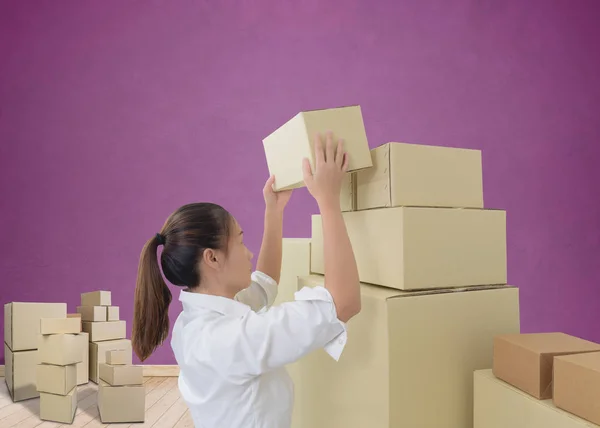 Mujer llevando y levantando cajas — Foto de Stock