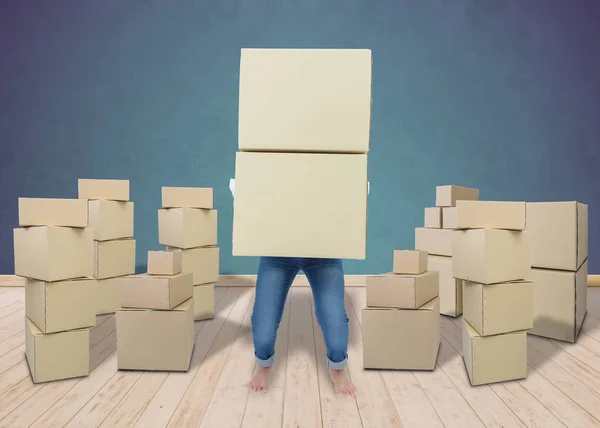 Женщина, несущая и поднимающая коробки — стоковое фото