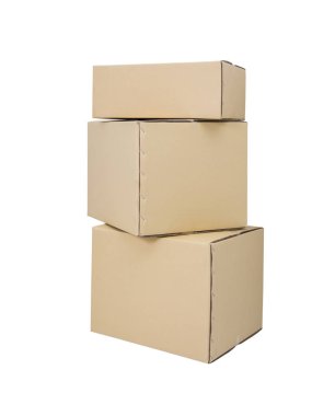 Farklı boyutlarda Karton Kutular whi izole kutular yığılmış