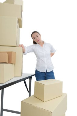 WHI üzerinde izole kutuları hareket ederken sırt ağrısı muzdarip kadın