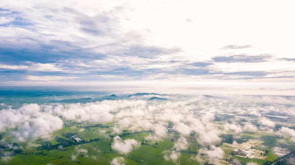 Yeryüzünün üzerinde bulutlu gökyüzünün havadan görünümü — Stok fotoğraf
