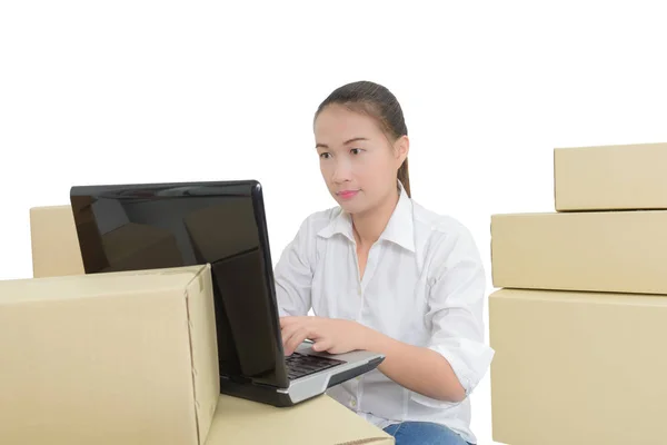 Adolescente propietario mujer de negocios trabajo en casa con ordenador portátil para onlin — Foto de Stock