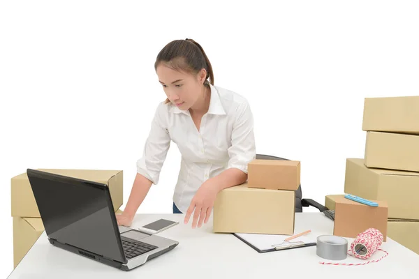 Adolescente propietario mujer de negocios trabajo en casa con ordenador portátil para onlin — Foto de Stock