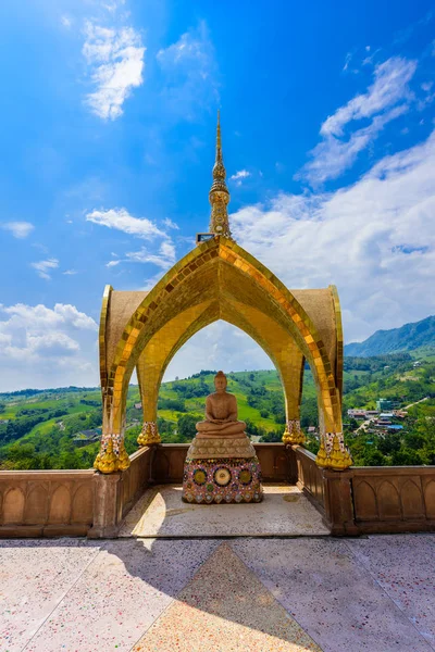 Большая главная пагода в Ват Пхра, что Pha Son Kaew храм в Фетчабе — стоковое фото