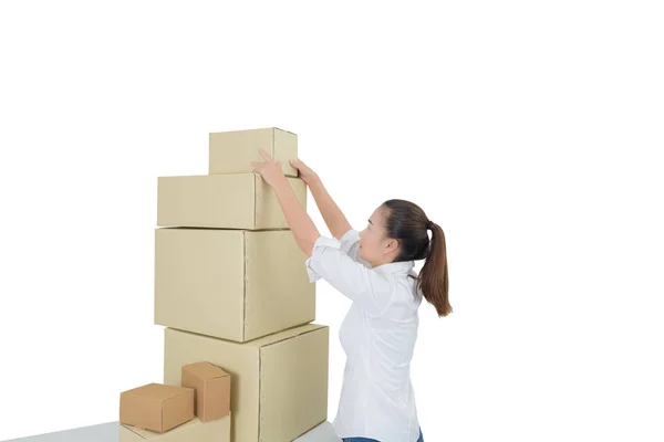 Mujer llevando y levantando cajas — Foto de Stock