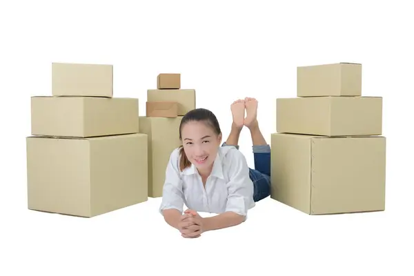 Mulher feliz se movendo em sua nova casa — Fotografia de Stock