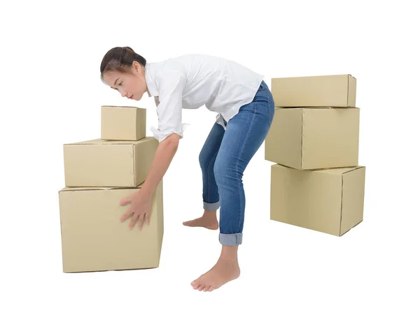 Mujer llevando y levantando cajas — Foto de Stock