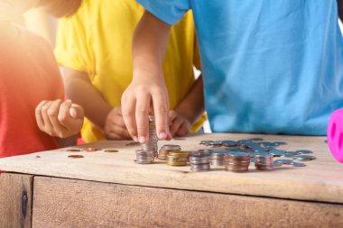 Çocukların elleri domuzcuk Bankası içine para koyarak yardımcı oluyor