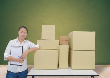 Genç iş kadın, girişimci bir pano tutan, kontrol TH