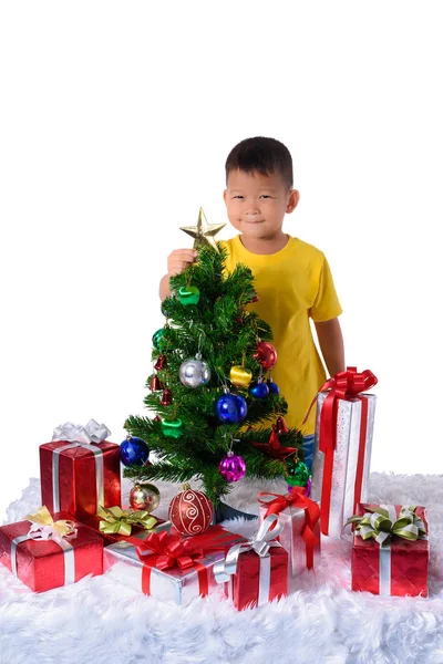 Heureux enfant asiatique tenant étoile d'or pour la décoration Noël tre — Photo