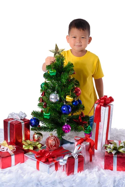 Feliz asiático criança segurando estrela de ouro para decoração de Natal tre — Fotografia de Stock