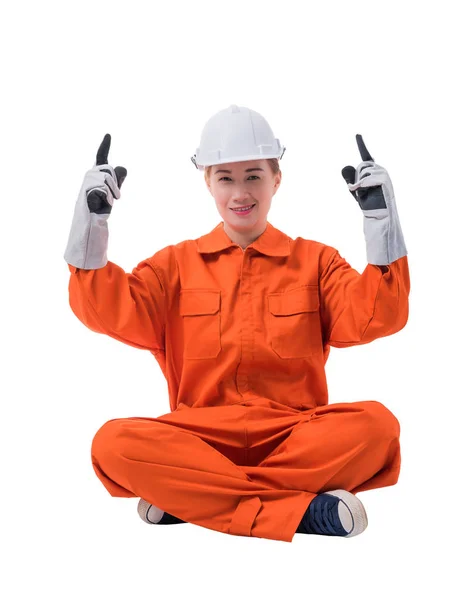 Ganzkörperporträt einer Arbeiterin im mechanischen Jumpsuit sitzt — Stockfoto