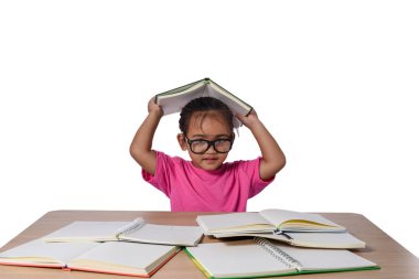 gözlük ile küçük kız düşünce ve masada birçok kitap. Bac