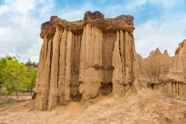 Peyzaj toprak kaplamaların aşınmış kumtaşı sütunlar, sütun ve