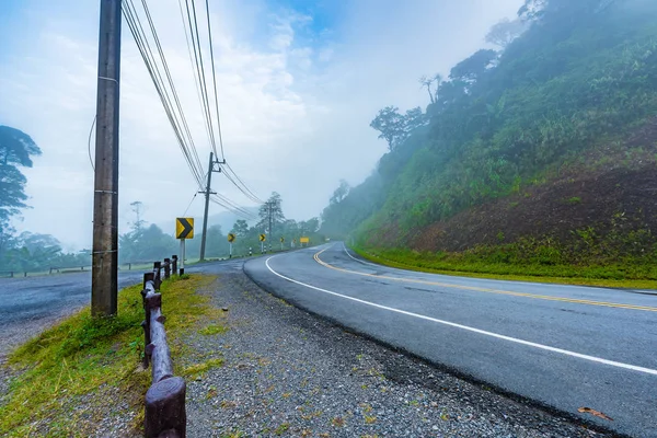 Tepeden aşağı yol işaretleri eğri. Birçok uyarı işareti için gösteren 