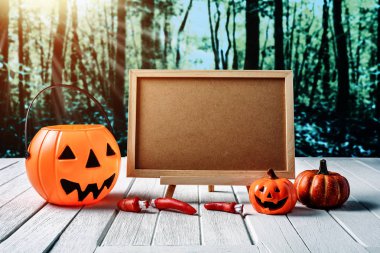 Cadılar Bayramı geçmişi. Ürkütücü kabak, ahşap zemin üzerinde tebeşir tahtası