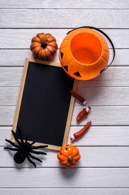 Kabaklar, siyah örümcek ve karatahta ile cadılar bayramı arka plan 