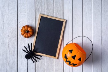 Kabaklar, siyah örümcek ve karatahta ile cadılar bayramı arka plan 