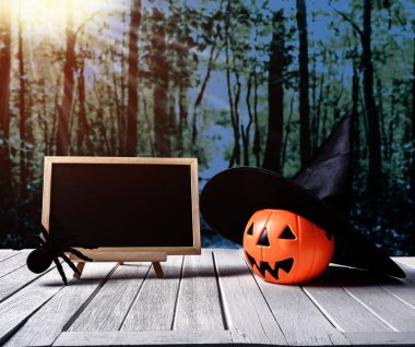 Cadılar Bayramı geçmişi. Ürkütücü kabak, ahşap zemin üzerinde tebeşir tahtası