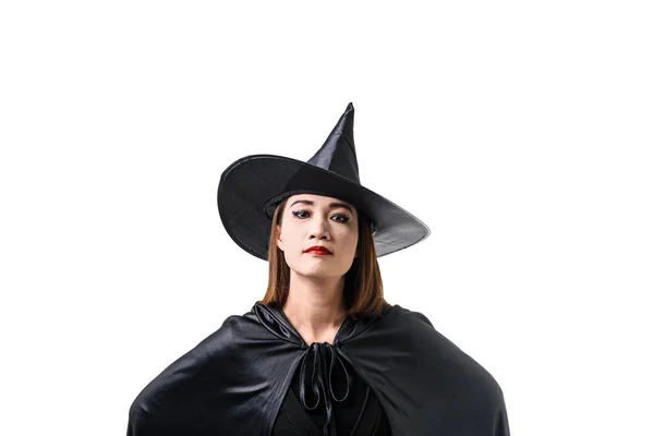 黒い怖い魔女ハロウィーンの衣装スタンドで女性の肖像画 — ストック写真