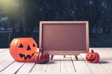 Cadılar Bayramı geçmişi. Ürkütücü kabak, ahşap zemin üzerinde tebeşir tahtası