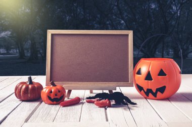 Cadılar Bayramı geçmişi. Ürkütücü kabak, ahşap zemin üzerinde tebeşir tahtası