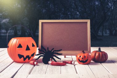 Cadılar Bayramı geçmişi. Ürkütücü kabak, ahşap zemin üzerinde tebeşir tahtası