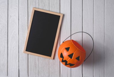 ahşap floo üzerinde Kabaklar ve tebeşir ile halloween arka plan