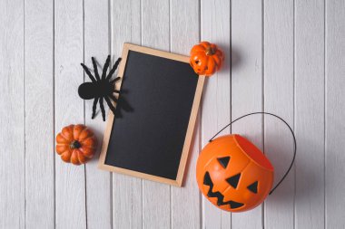 Kabaklar, siyah örümcek ve karatahta ile cadılar bayramı arka plan 