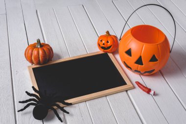 Kabaklar, siyah örümcek ve karatahta ile cadılar bayramı arka plan 