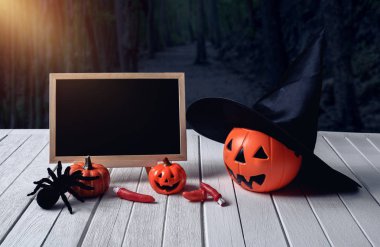 Cadılar Bayramı geçmişi. Ürkütücü kabak, ahşap zemin üzerinde tebeşir tahtası