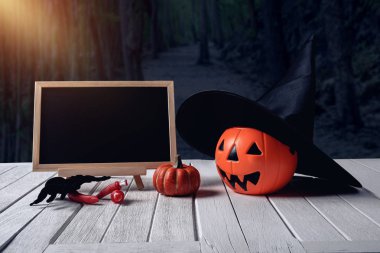 Cadılar Bayramı geçmişi. Ürkütücü kabak, ahşap zemin üzerinde tebeşir tahtası