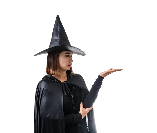 Porträtt av kvinna i svart skrämmande häxa Halloween kostym Standin — Stockfoto