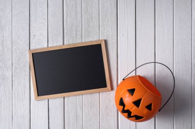 ahşap floo üzerinde Kabaklar ve tebeşir ile halloween arka plan