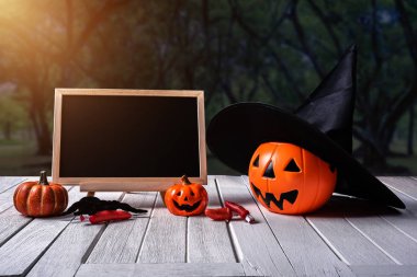 Cadılar Bayramı geçmişi. Ürkütücü kabak, ahşap zemin üzerinde tebeşir tahtası