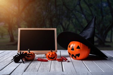 Cadılar Bayramı geçmişi. Ürkütücü kabak, ahşap zemin üzerinde tebeşir tahtası