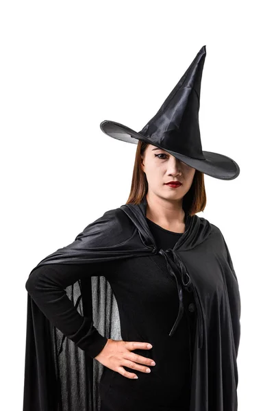 Porträtt av kvinna i svart skrämmande häxa Halloween kostym Standin — Stockfoto