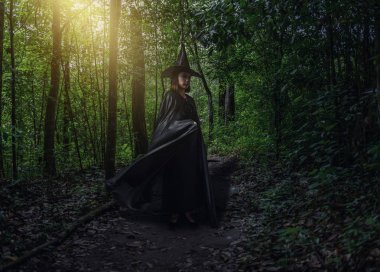 bir ay ışığı ile Black Scary cadı cadılar bayramı kostümü kadın