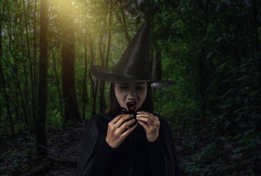 Siyah casusluk tutan Black Scary cadı cadılar bayramı kostümü kadın