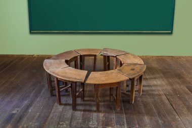 Antika Okulu daire sıra boş ahşap Resepsiyon ile sınıfta