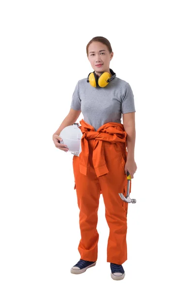 Tamirci kıyafetli bir kadın işçinin tüm vücut portresi.