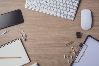 Günlük veya not defteri ve panosu olan çalışma alanı, fare bilgisayarı, 