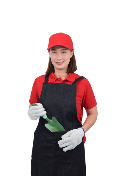 Önlüklü kırmızı üniformalı gülümseyen genç kadın işçi portresi — Stok fotoğraf