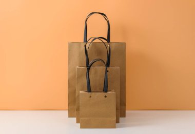 Boş el sanatları paketi ya da h ile kahverengi kağıt alışveriş torbası