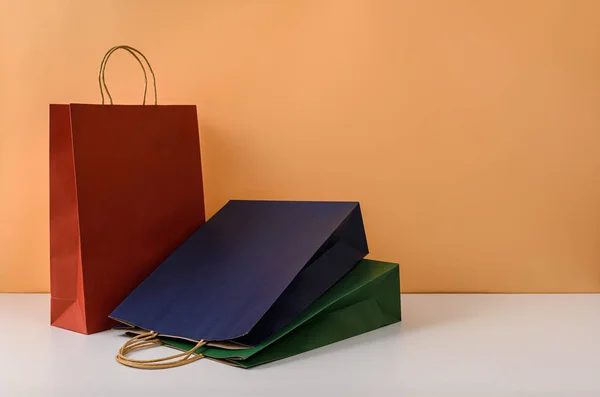 空白工艺包装或彩色纸购物袋的模型 — 图库照片