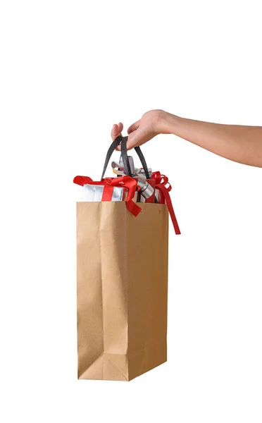 提着装满礼物的空白棕色纸巾购物袋的女性 — 图库照片