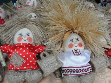 El yapımı ip bebek cin ile sihirli bir göğüs. Fairytale karakter oyuncak ile lekeli bir gömlek ve Beyaz işlemeli gömlek