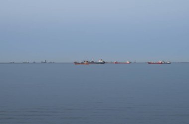 Sakin deniz ve mavi gökyüzü arka plan roadstead gemilerle, en az yatay